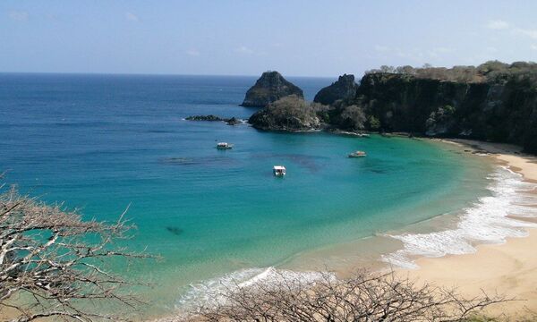 Пляж Baia do Sancho в Бразилии Пляж Baia do Sancho в Бразилии