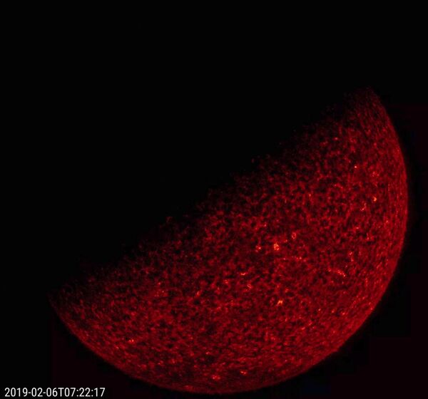 Солнце с тенью от Земли снятое космическим аппаратом SDO. 6 февраля 2019 года Солнце с тенью от Земли снятое космическим аппаратом SDO. 6 февраля 2019 года