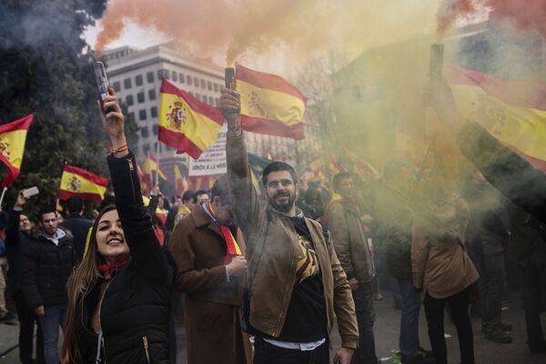 Участники митинга за единство Испании собрались на площади Колумба в Мадриде. Митинг организован Народной партией, партией Граждане и партией VOX на волне недовольства политикой диалога с правительством Каталонии