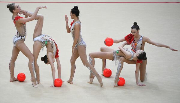 Команда России выполняет упражнение с 5-ю мячами в финале групповой программы по художественной гимнастике на этапе Гран-при Москвы