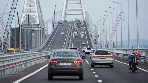 Автомобильное движение по автодорожной части Крымского моста Автомобильное движение по автодорожной части Крымского моста