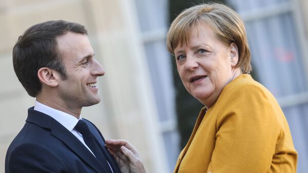 Президент Франции Эммануэль Макрон встречает канцлера Германии Ангелу Меркель в Елисейском дворце в Париже Президент Франции Эммануэль Макрон встречает канцлера Германии Ангелу Меркель в Елисейском дворце в Париже