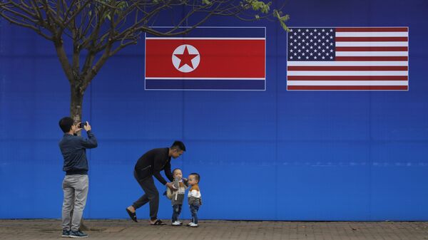 Люди фотографируются на фоне плаката к саммиту между США и Северной Кореей в Ханой, Вьетнам Люди фотографируются на фоне плаката к саммиту между США и Северной Кореей в Ханой, Вьетнам