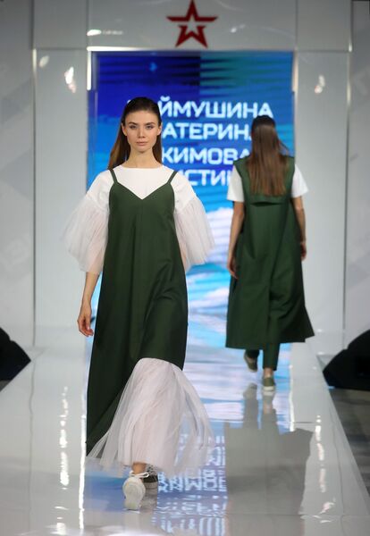 Модель демонстрирует одежду из коллекции Свобода и стиль модельеров Екатерины Наймушиной и Кристины Якимовой Модель демонстрирует одежду из коллекции Свобода и стиль модельеров Екатерины Наймушиной и Кристины Якимовой