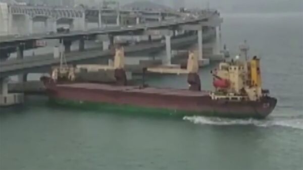 Российское грузовое судно Seagrand врезалось в мост в южнокорейском порту Пусан