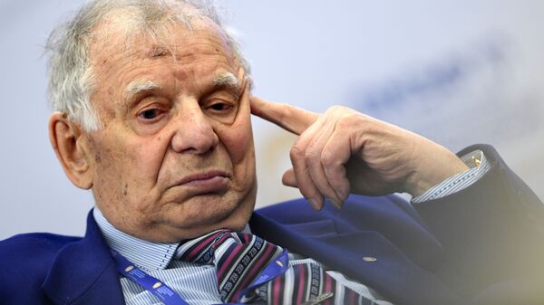 Депутаты почтили память Жореса Алферова минутой молчания Депутаты почтили память Жореса Алферова минутой молчания