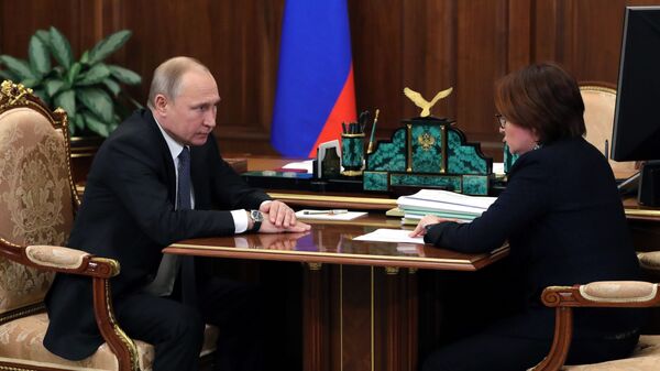 Президент РФ Владимир Путин и председатель Центрального банка РФ Эльвира Набиуллина во время встречи Президент РФ Владимир Путин и председатель Центрального банка РФ Эльвира Набиуллина во время встречи