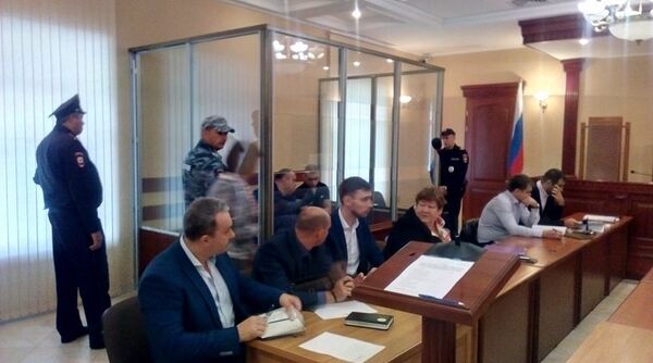 Константин Попов с сыном Юрием на суде Константин Попов с сыном Юрием на суде