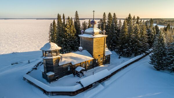 Церковь Ильи Пророка в мужском монастыре Свято-Ильинская Водлозерская Пустынь на острове Малый Колгостров озера Водлозеро в Карелии Церковь Ильи Пророка в мужском монастыре Свято-Ильинская Водлозерская Пустынь на острове Малый Колгостров озера Водлозеро в Карелии