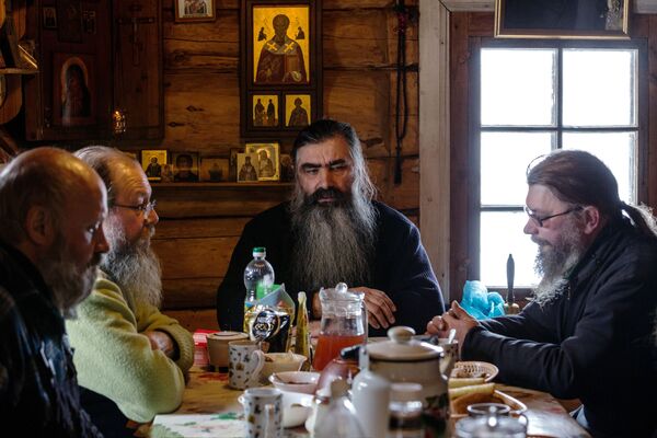 Настоятель монастыря игумен Киприан с монахами и послушниками мужского монастыря Свято-Ильинская Водлозерская Пустынь во время трапезы Настоятель монастыря игумен Киприан с монахами и послушниками мужского монастыря Свято-Ильинская Водлозерская Пустынь во время трапезы