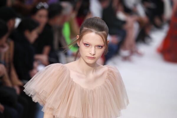 Модель на показе Valentino на Неделе моды в Париже Модель на показе Valentino на Неделе моды в Париже