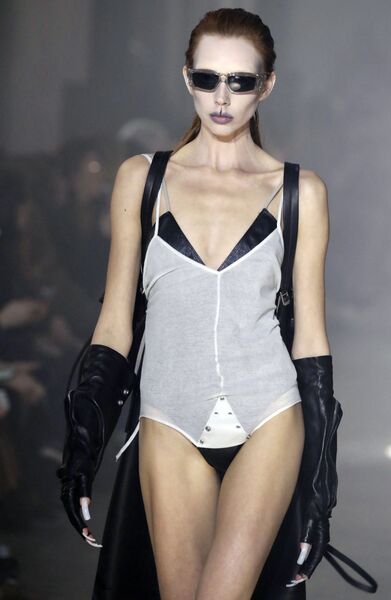 Модель на показе Rick Owens на Неделе моды в Париже Модель на показе Rick Owens на Неделе моды в Париже