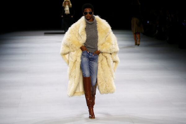 Модель на показе Hedi Slimane на Неделе моды в Париже Модель на показе Hedi Slimane на Неделе моды в Париже