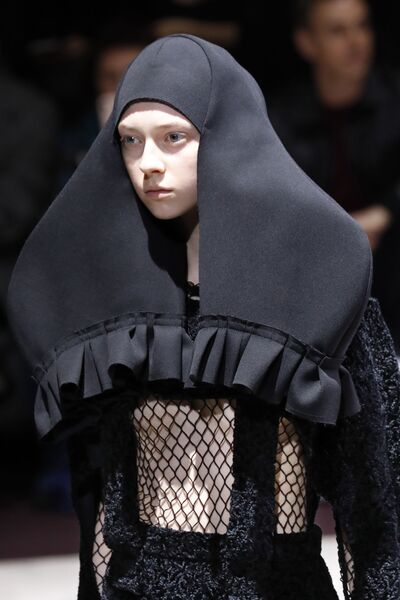 Модель на показе Comme des Garcons на Неделе моды в Париже Модель на показе Comme des Garcons на Неделе моды в Париже