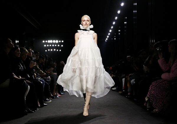 Модель на показе Alessandro Dell'Acqua на Неделе моды в Париже Модель на показе Alessandro Dell'Acqua на Неделе моды в Париже