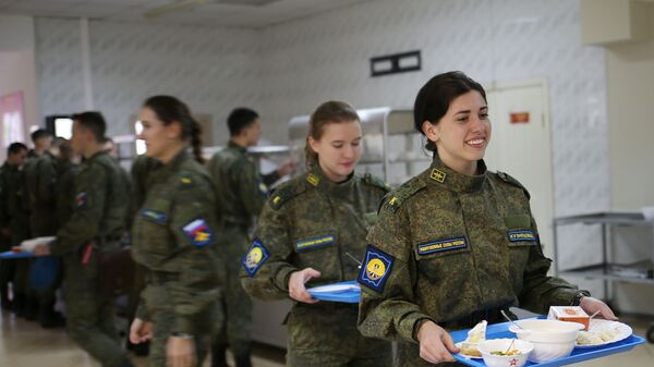 Курсантки-лётчицы в столовой Краснодарского высшего военного авиационного училища имени Героя Советского Союза А.Серова Курсантки-лётчицы в столовой Краснодарского высшего военного авиационного училища имени Героя Советского Союза А.Серова