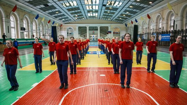Девушки-курсанты на занятиях по физической подготовке в Военно-космической академии имени А.Ф. Можайского в Санкт-Петербурге Девушки-курсанты на занятиях по физической подготовке в Военно-космической академии имени А.Ф. Можайского в Санкт-Петербурге