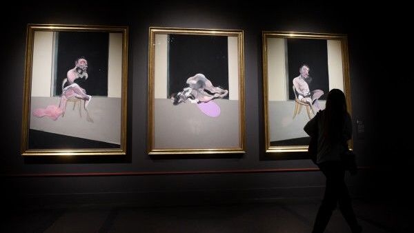 Посетительница у триптиха Фрэнсиса Бэкона на пресс-показе выставки Фрэнсис Бэкон, Люсьен Фрейд и Лондонская школа в Государственном музее изобразительных искусств имени А.С. Пушкина в Москве Посетительница у триптиха Фрэнсиса Бэкона на пресс-показе выставки Фрэнсис Бэкон, Люсьен Фрейд и Лондонская школа в Государственном музее изобразительных искусств имени А.С. Пушкина в Москве