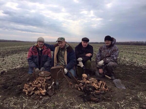 Игорь Третьяков (второй слева) на раскопках Игорь Третьяков (второй слева) на раскопках