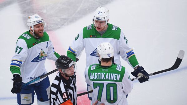 Хоккеисты Салавата Юлаева Линус Умарк, Йоонас Кемппайнен и Теэму Хартикайнен (слева направо)