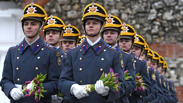 Солдаты Президентского полка и музыканты Президентского оркестра торжественно поздравили женщин с Международным женским днем в Александровском саду в Москве Солдаты Президентского полка и музыканты Президентского оркестра торжественно поздравили женщин с Международным женским днем в Александровском саду в Москве