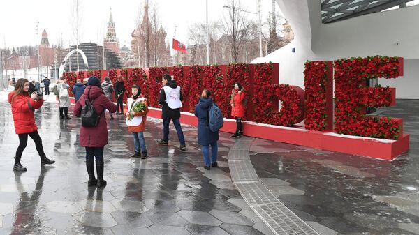 Волонтеры движения Мосволонтер в рамках добровольческой акции Вам, любимые! дарят цветы и поздравляют женщин с Международным женским днем в парке Зарядье в Москве Волонтеры движения Мосволонтер в рамках добровольческой акции Вам, любимые! дарят цветы и поздравляют женщин с Международным женским днем в парке Зарядье в Москве