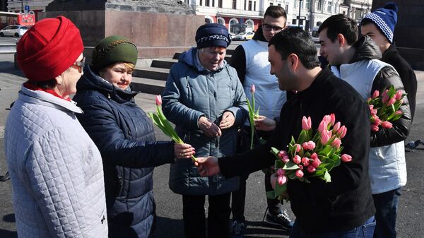 Волонтеры Молодой гвардии поздравляют женщин с праздником 8 марта в рамках общероссийской акции Вам, любимые! на центральной площади Владивостока Волонтеры Молодой гвардии поздравляют женщин с праздником 8 марта в рамках общероссийской акции Вам, любимые! на центральной площади Владивостока