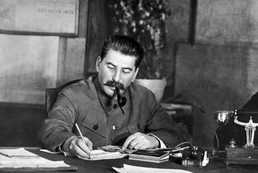 Генеральный секретарь ЦК ВКП (б) Иосиф Сталин в своем рабочем кабинете Генеральный секретарь ЦК ВКП (б) Иосиф Сталин в своем рабочем кабинете