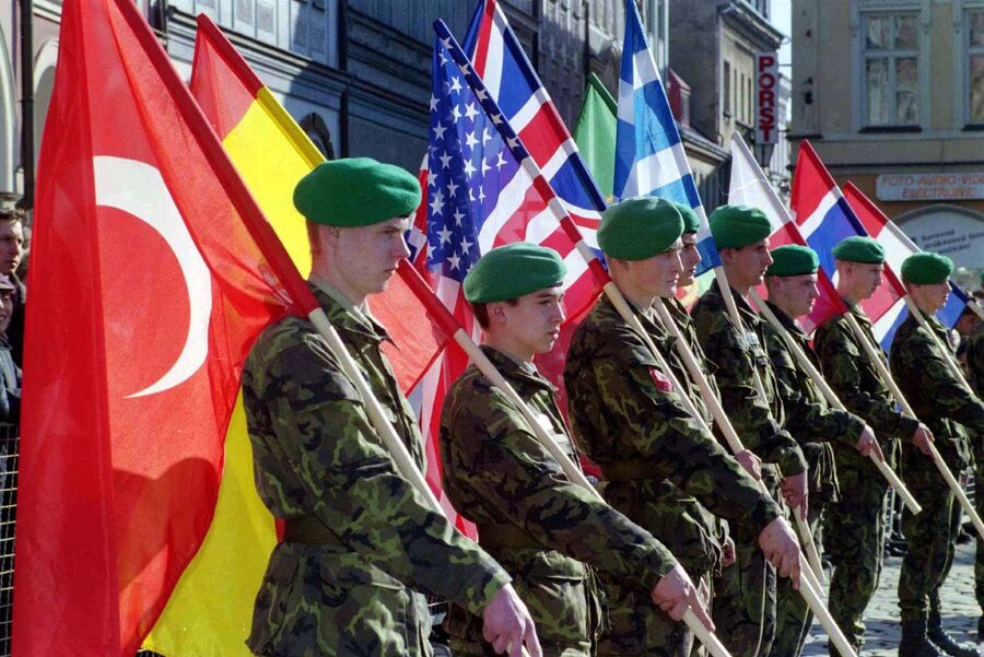 Чешские солдаты с флагами стран-членов НАТО во время военного парада в Либереце. 12 марта 1999 