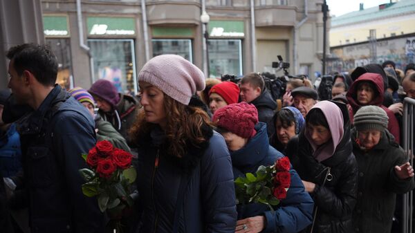 Люди перед церемонией прощания с народным артистом СССР Владимиром Этушем у театра им. Евгения Вахтангова. 12 марта 2019 Люди перед церемонией прощания с народным артистом СССР Владимиром Этушем у театра им. Евгения Вахтангова. 12 марта 2019