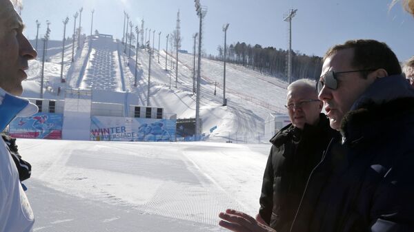 Председатель правительства РФ Дмитрий Медведев во время посещения многофункционального спортивного комплекса Сопка