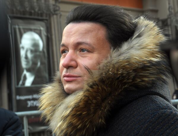 Актер Александр Олешко перед церемонией прощания с народным артистом СССР Владимиром Этушем у театра им. Евгения Вахтангова Актер Александр Олешко перед церемонией прощания с народным артистом СССР Владимиром Этушем у театра им. Евгения Вахтангова