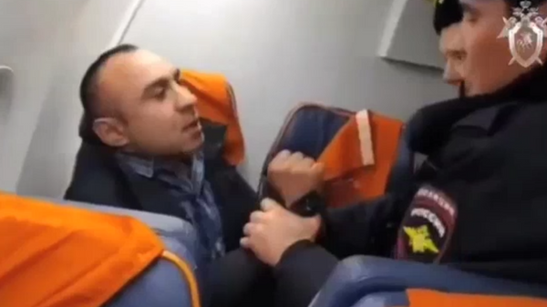 Опубликовано видео задержания дебошира на рейсе Оренбург – Москва Опубликовано видео задержания дебошира на рейсе Оренбург – Москва