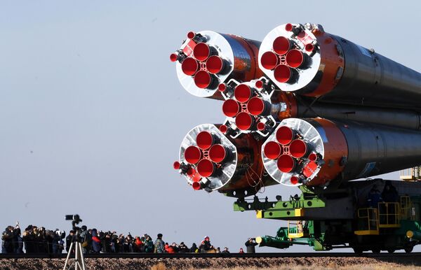 Транспортировка ракеты-носителя Союз-ФГ с пилотируемым кораблем Союз МС-12 на стартовую площадку космодрома Байконур Транспортировка ракеты-носителя Союз-ФГ с пилотируемым кораблем Союз МС-12 на стартовую площадку космодрома Байконур