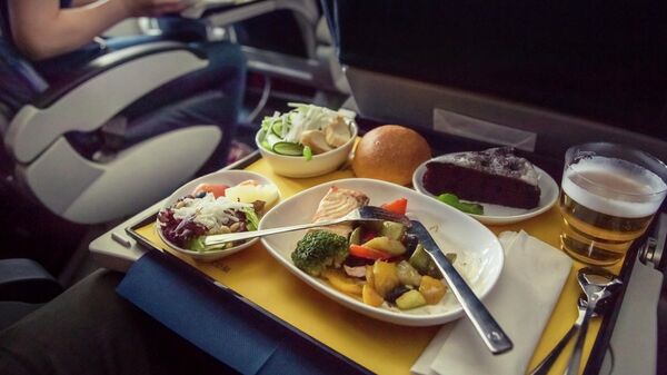 Эксперты рассказали, какие блюда не нужно есть на борту самолета