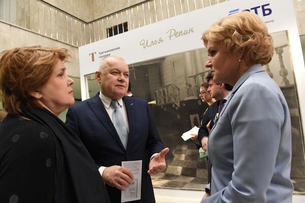 Генеральный директор МИА Россия сегодня Дмитрий Киселев и заместитель председателя правительства РФ Ольга Голодец на открытии выставки Ильи Репина в Третьяковской галерее на Крымском валу Генеральный директор МИА Россия сегодня Дмитрий Киселев и заместитель председателя правительства РФ Ольга Голодец на открытии выставки Ильи Репина в Третьяковской галерее на Крымском валу