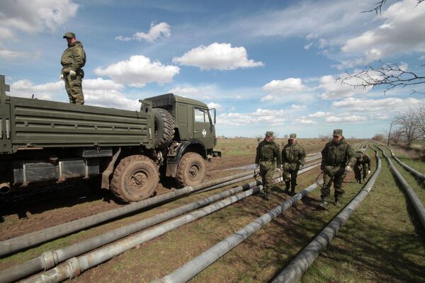 Военнослужащие подразделений материально-технического обеспечения выполняют работы по прокладке трубопровода к Северо-Крымскому каналу для обеспечения питьевой водой населенных пунктов на Юго-Востоке полуострова Крым Военнослужащие подразделений материально-технического обеспечения выполняют работы по прокладке трубопровода к Северо-Крымскому каналу для обеспечения питьевой водой населенных пунктов на Юго-Востоке полуострова Крым