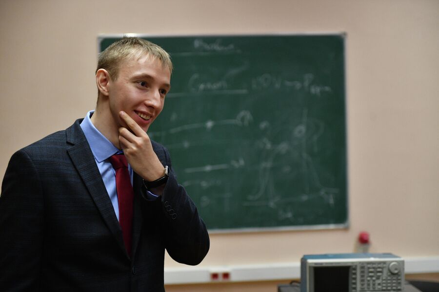 Александр Егоров в лаборатории физики высоких пллотностей энергии Саровского физико-технического института Александр Егоров в лаборатории физики высоких пллотностей энергии Саровского физико-технического института