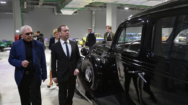 Дмитрий Медведев во время посещения Мосфильма перед заседанием Правительственного совета по развитию отечественной кинематографии. 15 марта 2019 Дмитрий Медведев во время посещения Мосфильма перед заседанием Правительственного совета по развитию отечественной кинематографии. 15 марта 2019