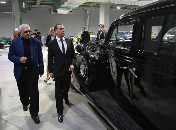 Дмитрий Медведев во время посещения Мосфильма перед заседанием Правительственного совета по развитию отечественной кинематографии. 15 марта 2019 Дмитрий Медведев во время посещения Мосфильма перед заседанием Правительственного совета по развитию отечественной кинематографии. 15 марта 2019
