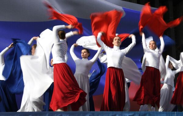 Артисты выступают во время мероприятий, посвященных 5-й годовщине Общекрымского референдума 2014 года и воссоединения Крыма с Россией, у здания Государственного Совета Республики Крым в Симферополе Артисты выступают во время мероприятий, посвященных 5-й годовщине Общекрымского референдума 2014 года и воссоединения Крыма с Россией, у здания Государственного Совета Республики Крым в Симферополе