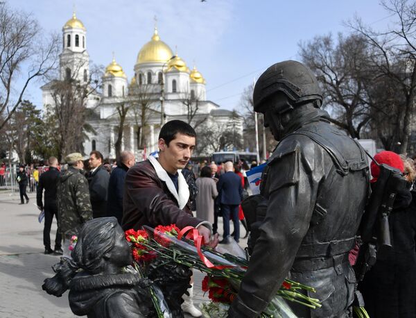 Мужчина оставляет цветы у памятника Вежливым людям во время мероприятий, посвященных 5-й годовщине Общекрымского референдума 2014 года и воссоединения Крыма с Россией, в сквере Республики в Симферополе Мужчина оставляет цветы у памятника Вежливым людям во время мероприятий, посвященных 5-й годовщине Общекрымского референдума 2014 года и воссоединения Крыма с Россией, в сквере Республики в Симферополе