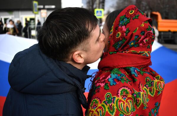 Участники праздничного шествия, посвященного 5-й годовщине Общекрымского референдума 2014 года и воссоединения Крыма с Россией, на одной из улиц в Симферополе Участники праздничного шествия, посвященного 5-й годовщине Общекрымского референдума 2014 года и воссоединения Крыма с Россией, на одной из улиц в Симферополе