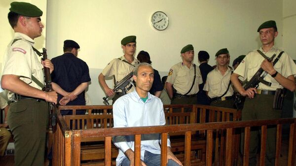 Турецкий террорист Мехмет Али Агджа, обвиняемый в покушении на жизнь Иоанна Павла II, на заседании суда в Стамбуле Турецкий террорист Мехмет Али Агджа, обвиняемый в покушении на жизнь Иоанна Павла II, на заседании суда в Стамбуле