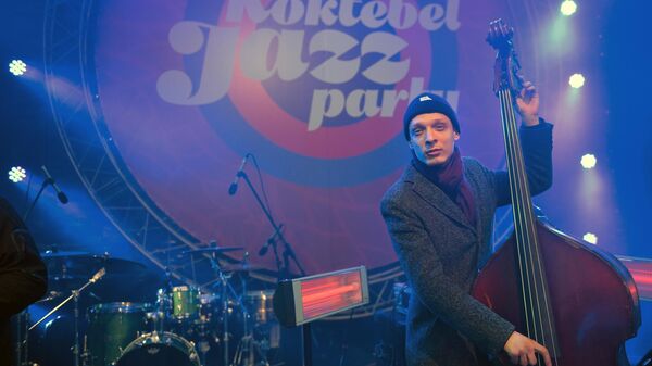 Контрабасист Трио Олега Аккуратова Сергей Корчагин на концерте Koktebel Jazz Party фестиваля Крымская весна Контрабасист Трио Олега Аккуратова Сергей Корчагин на концерте Koktebel Jazz Party фестиваля Крымская весна