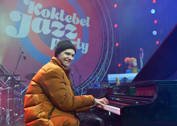 Пианист и организатор ансамбля Esh Игорь Надеждин выступает на Koktebel Jazz Party фестиваля Крымская весна Пианист и организатор ансамбля Esh Игорь Надеждин выступает на Koktebel Jazz Party фестиваля Крымская весна