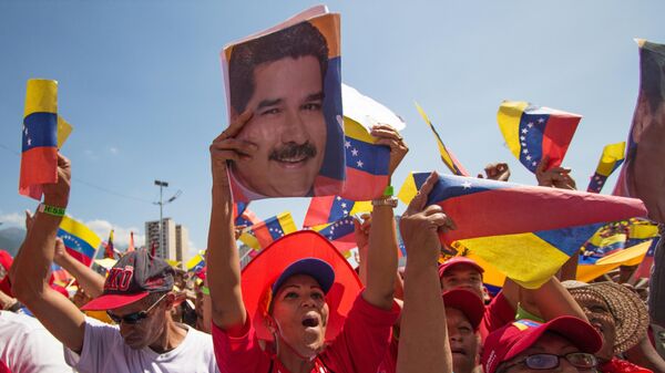 Участники во время акции в поддержку президента Венесуэлы Николаса Мадуро в Каракасе