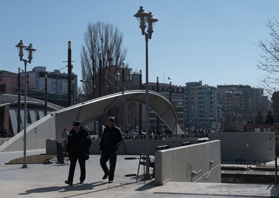 Косово. Косовская Митровица. Мост через р. Ибар, разделяющую город на косовскую и албанскую части Косово. Косовская Митровица. Мост через р. Ибар, разделяющую город на косовскую и албанскую части