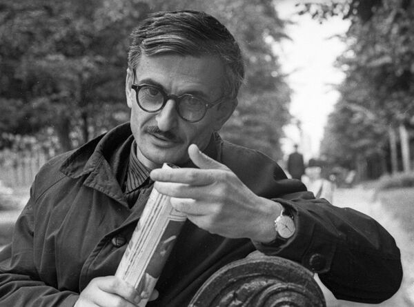 Кинорежиссер Марлен Хуциев отдыхает во время прогулки в парке Кинорежиссер Марлен Хуциев отдыхает во время прогулки в парке