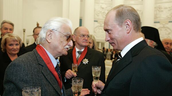 Кинорежиссер Марлен Хуциев и президент России Владимир Путин после церемонии награждения государственными наградами в Кремле Кинорежиссер Марлен Хуциев и президент России Владимир Путин после церемонии награждения государственными наградами в Кремле